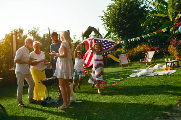 4 juli multi generation familie picknick - family garden,party stockfoto's en -beelden