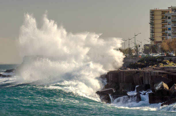 wielka fala zalewa miasto - tsunami zdjęcia i obrazy z banku zdjęć