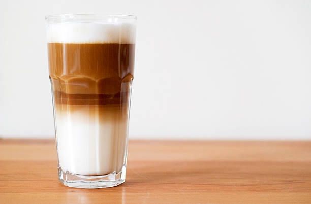 ein glas latte macchiatto - "cafe macchiato" foto e immagini stock