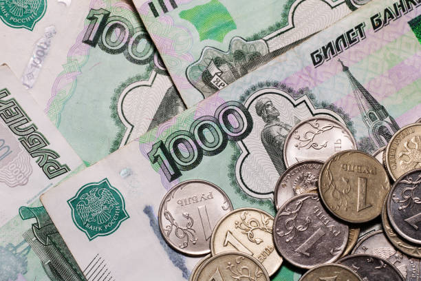 러시아 돈을 많이. 1,000개의 지폐. 금속 동전을 닫습니다. 지폐 닫기 - 러시아 루블 뉴스 사진 이미지