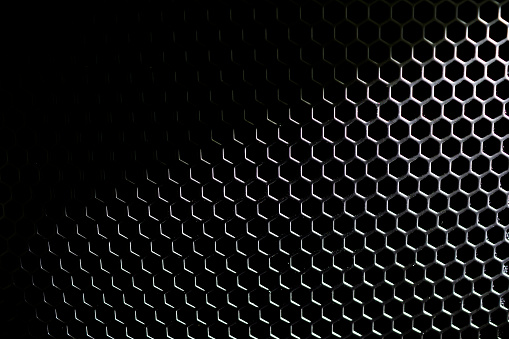 抽象的な黒い金属壁紙黒の金属メッシュの背景にスポット ライトします ます目のストックフォトや画像を多数ご用意 Istock