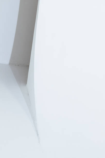 fragment extérieur blanc abstrait d’intérieur de studio blanc - fond cyclo photos et images de collection