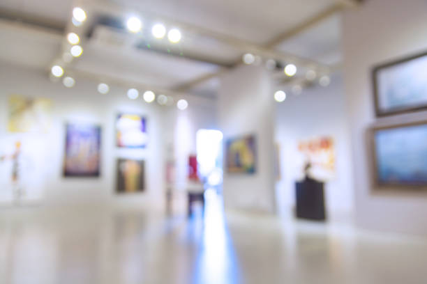 美術館ギャラリーやショールームの抽象的なぼかしデフォーカス背景 - 美術館 ストックフォトと画像