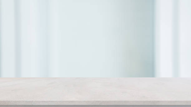 sfocatura astratta ufficio ufficio ufficio sfondo bianco con tavolo in cemento per mostrare, promuovere il prodotto e il contenuto sul concetto di display - scrivania foto e immagini stock