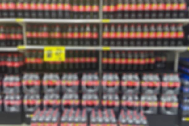 abstract vervagen weergave van sap drinken bruiswater product op koelkast schappen in de supermarkt. - soda supermarket stockfoto's en -beelden
