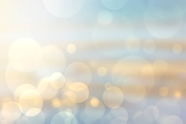abstracte heldere gradiëntbewegingsveer of de achtergrond van de textuur van het zomerlandschap met natuurlijke gouden gele bokehlichten en blauwe heldere zonnige hemel. mooie achtergrond met ruimte voor design. - bokeh stockfoto's en -beelden