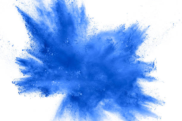 esplosione astratta di polvere blu su sfondo bianco. spruzzatore di polvere blu astratto su sfondo chiaro. congelare il movimento degli schizzi di polvere blu. - talco foto e immagini stock