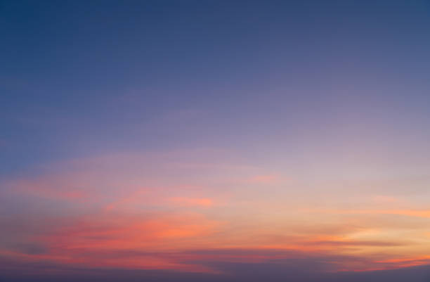 fondo de naturaleza abstracta. espectacular cielo azul con coloridas nubes anaranjadas de atardecer en tiempo crepúsculo. - anochecer fotografías e imágenes de stock