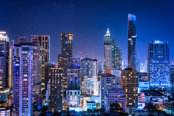 abstract nacht stadsgezicht blauwe lichte filter - kunt gebruiken voor de weergave of montage op product - bangkok stockfoto's en -beelden