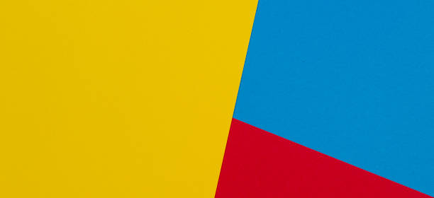 fond abstrait de composition de géométrie de couleur jaune, rouge et bleu clair - fond bleu marine photos et images de collection
