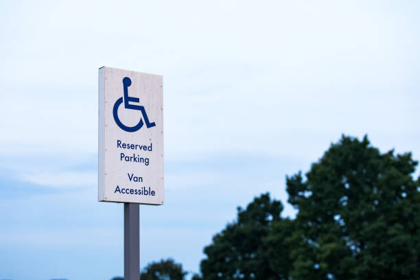 acceso estacionamiento señal en parque a orillas del lago en knoxville tennessee - public service fotografías e imágenes de stock