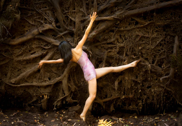 mujer adulta activa bailando con raíces de árboles terrosos en connecticut. - highland park fotografías e imágenes de stock