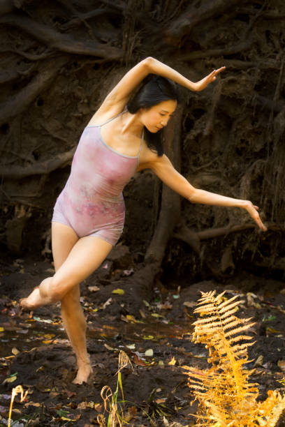mujer adulta activa bailando con raíces de árboles terrosos en connecticut. - highland park fotografías e imágenes de stock