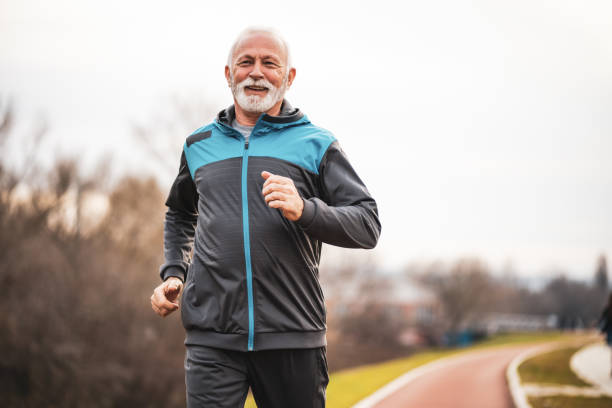 aktiver senior-mann - rennen körperliche aktivität stock-fotos und bilder