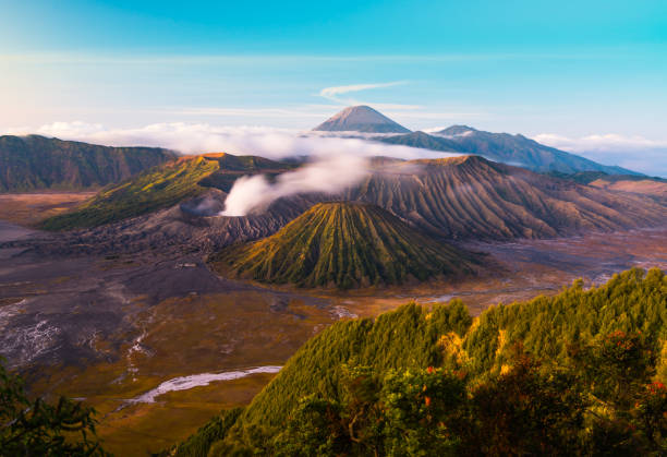 vulcano attivo sul monte bromo, indonesia - semeru foto e immagini stock