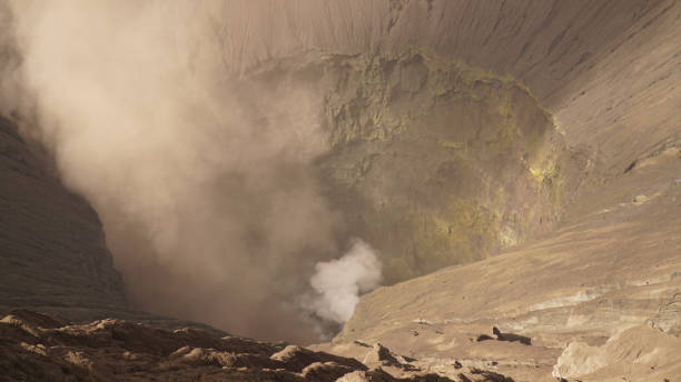 vulcano attivo monte bromo nel parco nazionale bromo-tengger-semeru in indonesia. - semeru foto e immagini stock