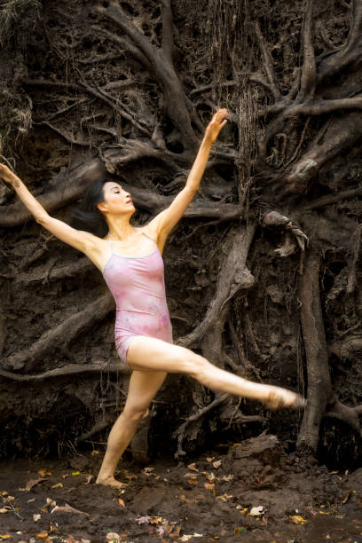 mujer activa bailando con raíces arboladas voladas en manchester, connecticut. - highland park fotografías e imágenes de stock