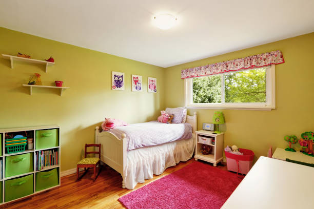 Dormitorio de niña adorable en tonos verdes y rojo - foto de stock