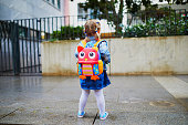 Entzückende Kleinkind Mädchen mit lustigen Rucksack bereit, um Kita, Kindergarten oder Schule zu gehen