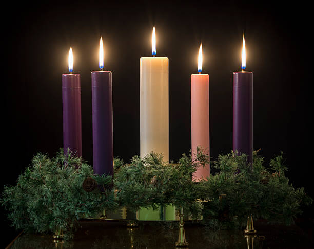 Advent candles All five candles lit on an advent wreath advent stock pictures, royalty-free photos & images