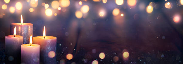 advent - vier lila kerzen mit mystery lights - advent stock-fotos und bilder