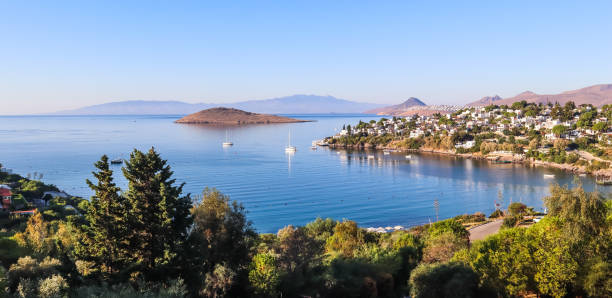 egeïsche kust met prachtig blauw water, rijke natuur, eilanden, bergen en kleine witte huizen - egeïsch turkije stockfoto's en -beelden