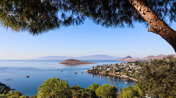 egeïsche kust met prachtig blauw water, rijke natuur, eilanden, bergen en kleine witte huizen - egeïsch turkije stockfoto's en -beelden