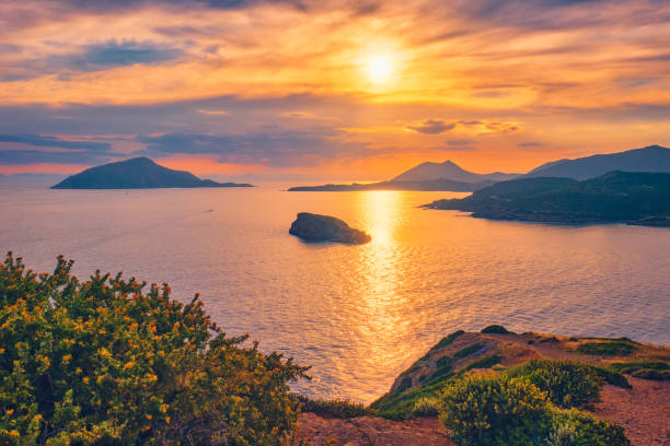 mar egeo con vista sulle isole al tramonto - capo sounion foto e immagini stock