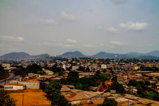 vista aerea del paesaggio urbano sulla capitale yaounde del camerun - camerun foto e immagini stock