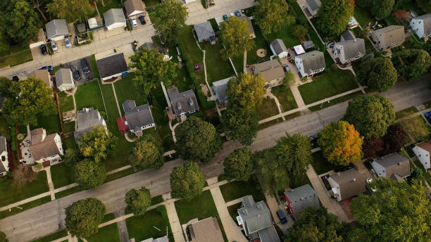 Aerial drone view of American suburban neighborhood at daytime. Establishing shot of America's  suburb. Residential single family houses pattern Aerial drone view of American suburban neighborhood at daytime. Establishing shot of America's  suburb. Residential single family houses pattern milwaukee shooting stock pictures, royalty-free photos & images