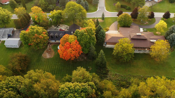 Aerial drone view of American suburban neighborhood. Establishing shot of America's  suburb. Residential single family houses pattern. Autumn Fall season Aerial drone view of American suburban neighborhood. Establishing shot of America's  suburb. Residential single family houses pattern. Autumn Fall season milwaukee shooting stock pictures, royalty-free photos & images