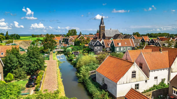 luchtfoto drone uitzicht op marken island, traditionele visserdorp van bovenaf, typisch nederlands landschap, noord-holland, nederland - nederland strand stockfoto's en -beelden