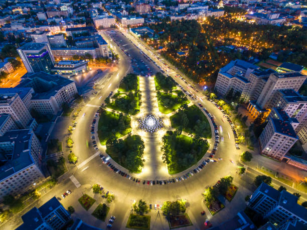 aerial evening view to svobody square and derzhprom in kharkiv, ukraine - kharkiv imagens e fotografias de stock