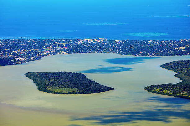 widok z lotu ptaka nuku'alofa i bród wyspa - tonga zdjęcia i obrazy z banku zdjęć