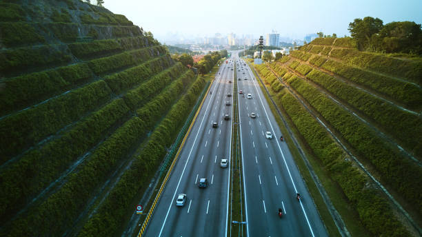 쿠알라룸푸르 도시로 이어지는 고속도로의 공중 - 말레이시아 뉴스 사진 이미지