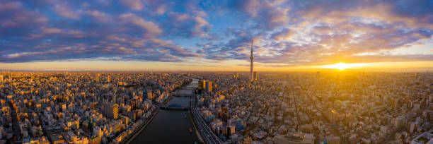 東京スカイツリーが見える東京シティスケープのドローンによる空中パノラマビュー - 夜明け ストックフォトと画像