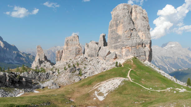 воздушная перспектива синке торри в доломитовых альпах - marmolada стоковые фото и изображения