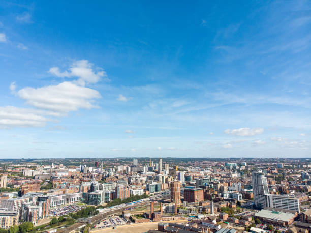 zdjęcie lotnicze brytyjskiego miasta leeds w west yorkshire uk, ukazujące leeds city centre zrobione dronem w jasny słoneczny dzień w mieście holbeck w pobliżu centrum. - leeds zdjęcia i obrazy z banku zdjęć