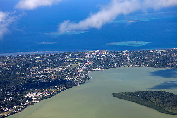 aerial photograph of nuku'alofa with ocean in the distance - tonga 個照片及圖片檔