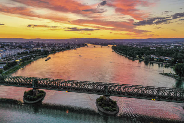 gün batımında ana nehir ağzı ve mainz şehrinin havadan resmi - sainz stok fotoğraflar ve resimler