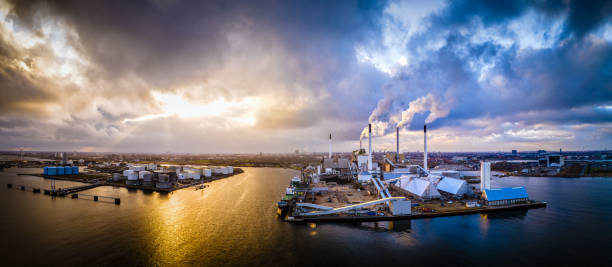 aerial shot av energianläggning driven av hållbar biomassa i köpenhamn, danmark. detta fossilfria energisystem drivs biomassa, en förnybar energikälla. flygvy skjuten med drönare som hdr (högt dynamiskt omfång). - drone copenhagen bildbanksfoton och bilder