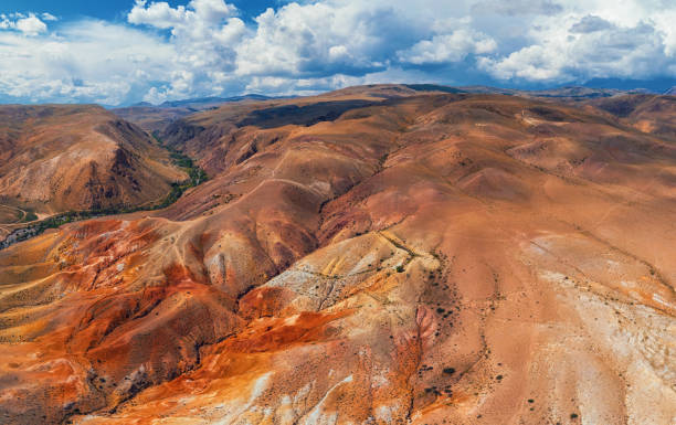 luftaufnahme der strukturierten gelben nad roten berge, die der oberfläche des mars ähneln - altai naturschutzgebiet stock-fotos und bilder
