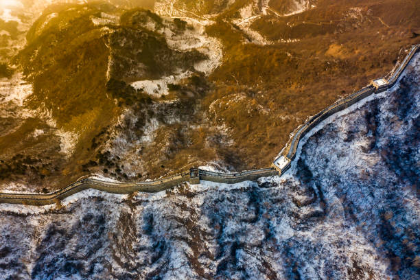 Aerial Top view of Great wall China the 7 wonders in the world, topview of old wall in Beijing as Scenic epic drone shot yin yang difference side warm and cold Aerial Top view of Great wall China the 7 wonders in the world, topview of old wall in Beijing as Scenic epic drone shot yin yang difference side warm and cold mutianyu stock pictures, royalty-free photos & images