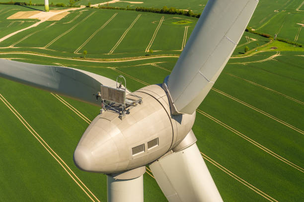 vue aérienne et agrandi d’une éolienne dans un parc éolien - transition énergétique photos et images de collection