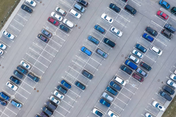 vista aérea do estacionamento do acima-carro em uma área residencial da cidade. - city from top - fotografias e filmes do acervo