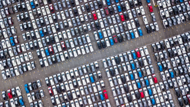 luchtfoto nieuwe auto's parkeren voor verkoop voorraad partij rij, nieuwe auto's dealer inventaris import export business commerciële wereldwijde, auto-en auto-industrie distributie logistiek vervoer wereldwijd. - parking stockfoto's en -beelden