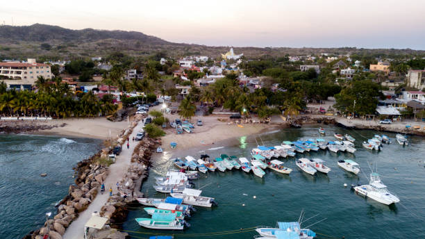 veduta aerea di un porto turistico a punta de mita, nayarit, messico - de mita foto e immagini stock