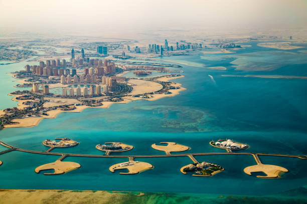 vista aérea de la ciudad de doha, capital de qatar - qatar fotografías e imágenes de stock