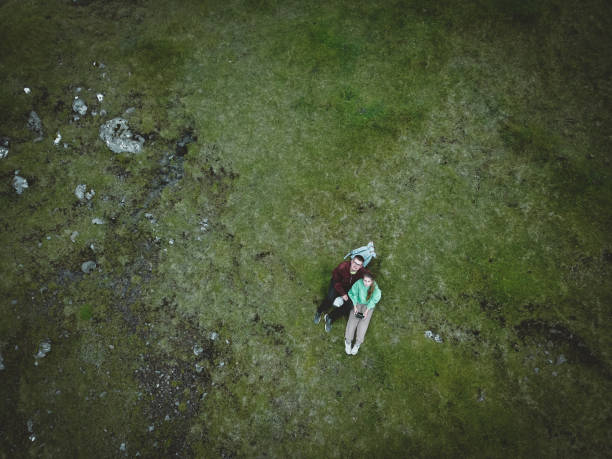 luchtfoto van echtpaar uit drone op de faeröer - man,standing, elevated view,remote control stockfoto's en -beelden