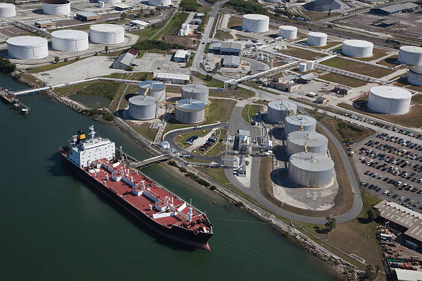 aerial view of crude oil tanker and storage tanks - gulf coast states stockfoto's en -beelden